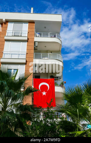 Bandiera turca, Antalya, Konyaalti, turco destinazione di vacanza, Turchia Costa turchese, Mare Mediterraneo, Foto Stock