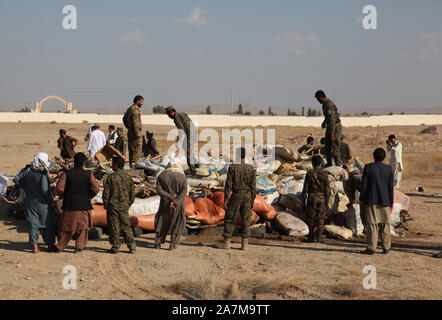 A Kabul, Afghanistan. 3 Novembre, 2019. Afghan membri delle forze di sicurezza di preparare per la masterizzazione di droga sequestrata in provincia di Helmand, Afghanistan meridionale, nov. 3, 2019. Le autorità afgane bruciate circa 28 tonnellate di sequestrati stupefacenti in due province di domenica, le ultime novità in fatto di lotta contro il traffico illecito di stupefacenti. Credito: Abdula Aziz Safdari/Xinhua/Alamy Live News Foto Stock