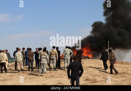 A Kabul, Afghanistan. 3 Novembre, 2019. Afghan membri delle forze di sicurezza stare accanto alla masterizzazione di droga nella provincia di Baghlan, Afghanistan settentrionale, nov. 3, 2019. Le autorità afgane bruciate circa 28 tonnellate di sequestrati stupefacenti in due province di domenica, le ultime novità in fatto di lotta contro il traffico illecito di stupefacenti. Credito: Sahel/Xinhua/Alamy Live News Foto Stock