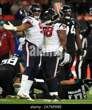 Houston Texans Carlos Watkins (sinistra) celebra dopo i saccheggi Jacksonville Jaguars Gardner Minshew II durante la NFL serie internazionale corrisponde allo stadio di Wembley, Londra. Foto Stock