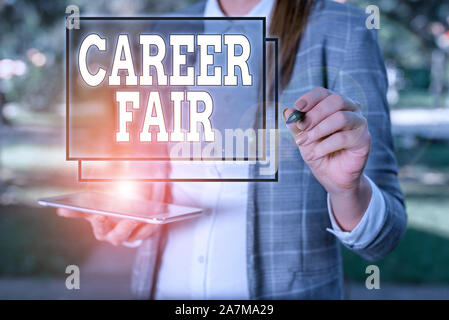 Testo della scrittura Career Fair. Foto concettuale di un caso in cui le persone in cerca di lavoro può soddisfare eventuali datori di lavoro esterni con sfondo business donna holdin Foto Stock