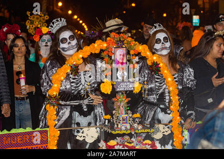 San Francisco, California, Stati Uniti d'America. Il 2 novembre 2019. Presso la trentasettesima processione annuale per ricordare e onorare i morti nella missione del Distretto di San Francisco. Credito: Tim Fleming/Alamy Live News Foto Stock