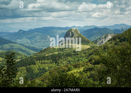 Una vista del famigerato Chateau de Montségur presi da una pista vicino alla località sciistica di Mont d'Olmes. Foto Stock