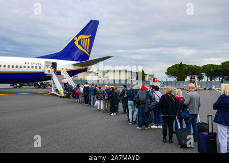 Ryanair a Manchester Airport, viaggi e trasporti, voli e battenti Foto Stock