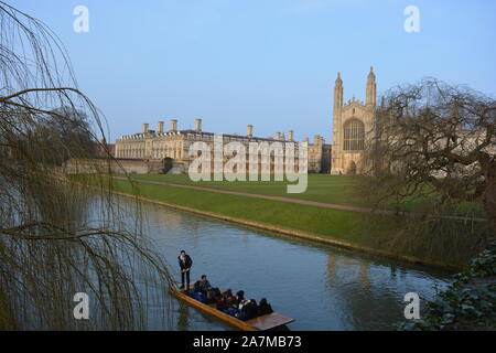 Punting sul fiume Cam, guardando verso King College Chapel e Clare College in primavera, Università di Cambridge, Inghilterra Foto Stock