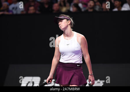 Shenzhen, Cina la provincia di Guangdong. 3 Novembre, 2019. Elina Svitolina dell'Ucraina reagisce durante le singole di finale contro Ashleigh Barty di Australia presso il WTA finali del torneo di tennis di Shenzhen, Cina del sud della provincia di Guangdong, nov. 3, 2019. Credito: Liang Xu/Xinhua/Alamy Live News Foto Stock