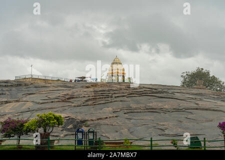 Bengaluru - Vista della torre costruita nel XVI secolo a Lalbagh Botanical Garden, che ha segnato uno dei quattro bordi della città di Bengaluru, Karnatka, indi Foto Stock