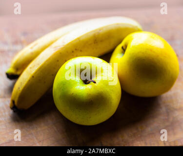 Frutta fresca sul tagliere il cibo sano,Apple con Banana. Foto Stock