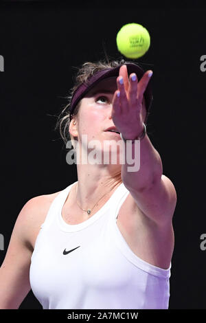 Shenzhen, Cina la provincia di Guangdong. 3 Novembre, 2019. Elina Svitolina dell'Ucraina serve durante le singole di finale contro Ashleigh Barty di Australia presso il WTA finali del torneo di tennis di Shenzhen, Cina del sud della provincia di Guangdong, nov. 3, 2019. Credito: Liang Xu/Xinhua/Alamy Live News Foto Stock