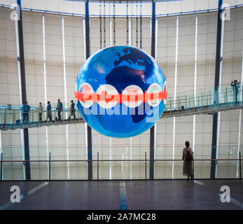 Tokyo, Giappone-12 OTT 2018: i visitatori sono guardando Geo-Cosmos, un gigantesco globo interno Miraikan, il Giappone del Museo Nazionale della Scienza emergente e innovazione Foto Stock