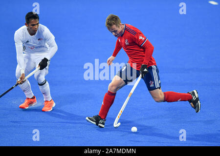 Londra, Regno Unito. 03Th Nov, 2019. Ian Sloan della Gran Bretagna (a destra) durante il connettore FIH Olympic i qualificatori match: Gran Bretagna vs Malaysia (uomini) a Lea Valley Hockey e il Centro Tennis di Domenica, 03 novembre 2019 a Londra Inghilterra. Credito: Taka G Wu/Alamy Live News Foto Stock