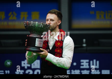 Yushan, la Cina della provincia di Jiangxi. 3 Novembre, 2019. Judd Trump di Inghilterra bacia il trofeo durante la cerimonia di premiazione a 2019 Snooker mondo aperto in Yushan, Cina orientale della provincia di Jiangxi, nov. 3, 2019. Credito: Zhou Mi/Xinhua/Alamy Live News Foto Stock