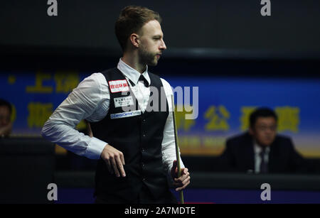 Yushan, la Cina della provincia di Jiangxi. 3 Novembre, 2019. Judd Trump di Inghilterra compete durante la finale contro Thepchaiya Un-Nooh di Thailandia a 2019 Snooker mondo aperto in Yushan, Cina orientale della provincia di Jiangxi, nov. 3, 2019. Credito: Zhou Mi/Xinhua/Alamy Live News Foto Stock