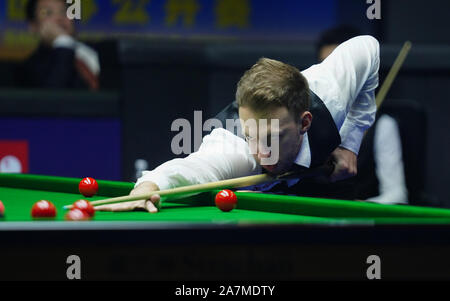 Yushan, la Cina della provincia di Jiangxi. 3 Novembre, 2019. Judd Trump di Inghilterra compete durante la finale contro Thepchaiya Un-Nooh di Thailandia a 2019 Snooker mondo aperto in Yushan, Cina orientale della provincia di Jiangxi, nov. 3, 2019. Credito: Zhou Mi/Xinhua/Alamy Live News Foto Stock