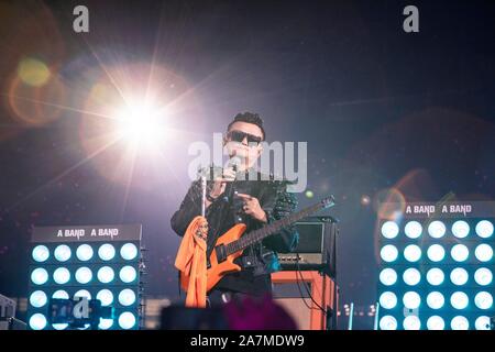 Ma Jack o Ma Yun, presidente del gruppo Alibaba, esegue come una rock star durante una festa per il ventesimo anniversario di Alibaba in Hangzhou, est Foto Stock