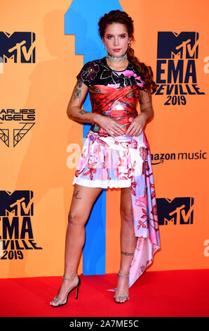 Halsey frequentando gli MTV Europe Music Awards 2019, tenutosi presso la FIBES Conference & Exhibition Centre di Siviglia, Spagna. Foto Stock