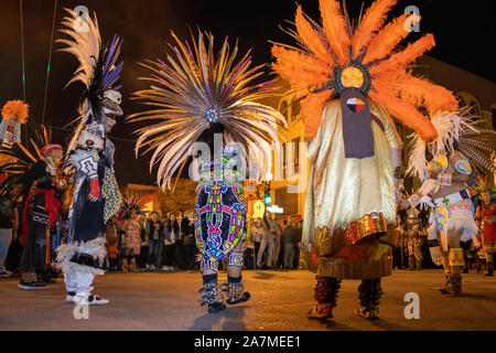 San Francisco, California, Stati Uniti d'America. Il 2 novembre 2019. Aztec ballerini eseguono presso la trentasettesima processione annuale per ricordare e onorare i morti nella missione del Distretto di San Francisco. Credito: Tim Fleming/Alamy Live News Foto Stock
