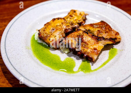 Il galiziano grigio grigliate polpo a la plancha a tapas bar La Cuchara de San Telmo, San Sebastian, Spagna Foto Stock