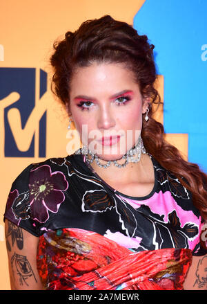 Halsey frequentando gli MTV Europe Music Awards 2019, tenutosi presso la FIBES Conference & Exhibition Centre di Siviglia, Spagna. Foto Stock