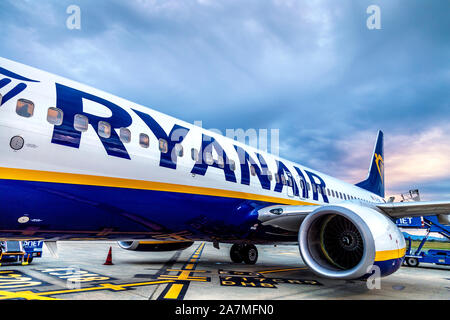 Aereo Ryanair su asfalto presso l'Aeroporto di Biarritz, Francia Foto Stock