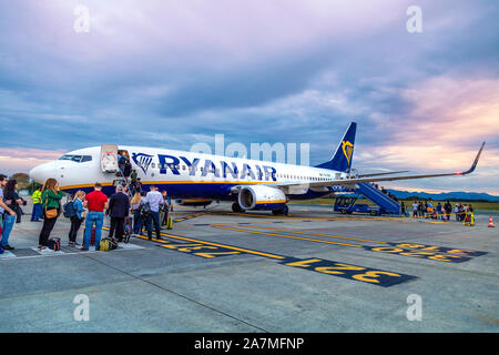 Persone di salire a bordo di un aereo Ryanair su asfalto presso l'Aeroporto di Biarritz, Francia Foto Stock