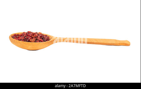 Grande cucchiaio di legno secco con bacche di Crespino su sfondo bianco Foto Stock
