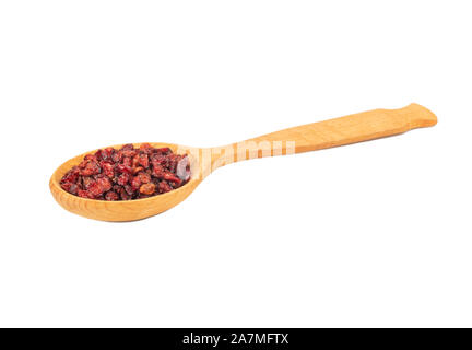 Grande cucchiaio di legno secco con bacche di Crespino su sfondo bianco Foto Stock