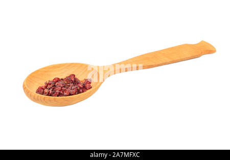 Grande cucchiaio di legno secco con bacche di Crespino su sfondo bianco Foto Stock