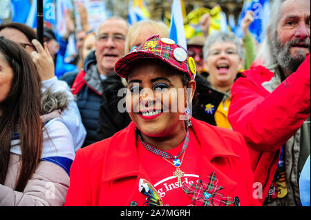 Glasgow, Regno Unito. 02Nov, 2019. Una indipendenza sostenitore sorrisi a fotografi indossando i badge per scozzese indipendenza durante il IndyRef2020 rally ospitato dal quotidiano nazionale. Credito: SOPA Immagini limitata/Alamy Live News Foto Stock