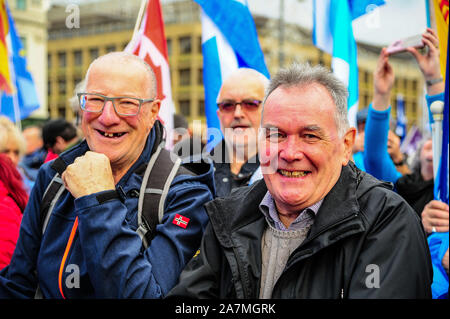 Glasgow, Regno Unito. 02Nov, 2019. I sostenitori dell'indipendenza sorriso per una foto durante la IndyRef2020 rally ospitato dal quotidiano nazionale. Credito: SOPA Immagini limitata/Alamy Live News Foto Stock