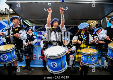 Glasgow, Regno Unito. 02Nov, 2019. Un tubo e il tamburo band suona durante il IndyRef2020 rally ospitato dal quotidiano nazionale. Credito: SOPA Immagini limitata/Alamy Live News Foto Stock