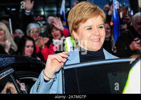 Glasgow, Regno Unito. 02Nov, 2019. Primo Ministro Nicola storione (SNP) entra nella sua Volvo segnalare la fine della IndyRef2020 rally ospitato dal quotidiano nazionale. Credito: SOPA Immagini limitata/Alamy Live News Foto Stock