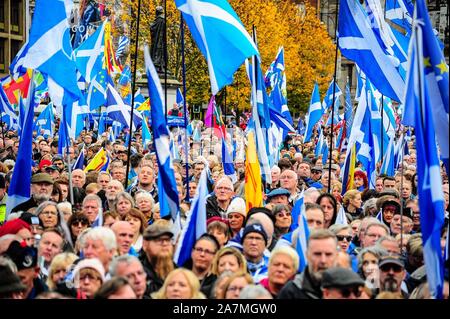 Glasgow, Regno Unito. 02Nov, 2019. Un close-up panoramica dei sostenitori di indipendenza con le loro bandierine durante il IndyRef2020 rally ospitato dal quotidiano nazionale. Credito: SOPA Immagini limitata/Alamy Live News Foto Stock