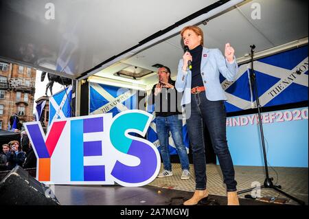 Glasgow, Regno Unito. 02Nov, 2019. Primo Ministro Nicola storione (SNP) risolve i sostenitori di indipendenza durante la IndyRef2020 rally ospitato dal quotidiano nazionale. Credito: SOPA Immagini limitata/Alamy Live News Foto Stock