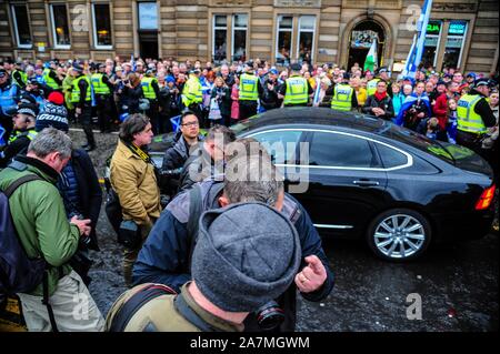 Glasgow, Regno Unito. 02Nov, 2019. Premere i fotografi attendere per la partenza del primo ministro Nicola storione (SNP)dall'IndyRef2020 rally ospitato dal quotidiano nazionale. Credito: SOPA Immagini limitata/Alamy Live News Foto Stock