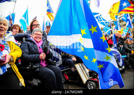 Glasgow, Regno Unito. 02Nov, 2019. Una indipendenza sostenitore mantiene la sua Scozia in Europa bandiera durante la IndyRef2020 rally ospitato dal quotidiano nazionale. Credito: SOPA Immagini limitata/Alamy Live News Foto Stock