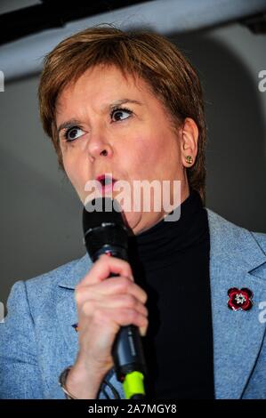 Glasgow, Regno Unito. 02Nov, 2019. Primo Ministro Nicola storione (SNP) risolve i sostenitori di indipendenza durante la IndyRef2020 rally ospitato dal quotidiano nazionale. Credito: SOPA Immagini limitata/Alamy Live News Foto Stock