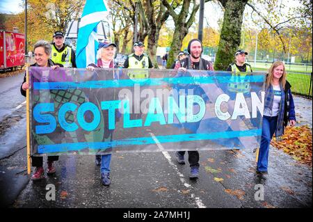 Glasgow, Regno Unito. 02Nov, 2019. Un gruppo di dimostranti tenere un banner dicendo la Scozia può durante la dimostrazione.Circa un centinaio di manifestanti hanno marciato per le strade di Glasgow per protestare contro Brexit che ha ottenuto la sua scadenza è stata prorogata dal 31 Ottobre al 31 gennaio 2020. Credito: SOPA Immagini limitata/Alamy Live News Foto Stock
