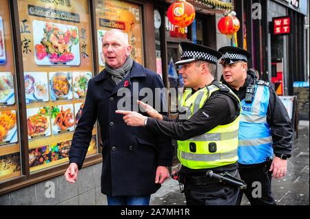 Glasgow, Regno Unito. 02Nov, 2019. Un unionista che ha gridato Regola, Britannia a dimostranti viene spinto verso il lato dalla polizia in Scozia al fine di fermare lui durante la dimostrazione.Circa un centinaio di manifestanti hanno marciato per le strade di Glasgow per protestare contro Brexit che ha ottenuto la sua scadenza è stata prorogata dal 31 Ottobre al 31 gennaio 2020. Credito: SOPA Immagini limitata/Alamy Live News Foto Stock