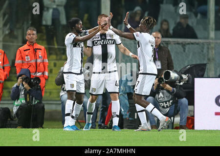 Firenze, Italia. 03 Nov, 2019. Gervinho del Parma Calcio festeggia con Yann Karamoh del Parma Calcio dopo l obiettivo di punteggio di 0-1 durante la serie di una partita tra la Fiorentina e Parma Calcio 1913 a Stadio Artemio Franchi di Firenze il 3 novembre 2019. Foto di Luca Pagliaricci. Solo uso editoriale, è richiesta una licenza per uso commerciale. Nessun uso in scommesse, giochi o un singolo giocatore/club/league pubblicazioni. Credit: UK Sports Pics Ltd/Alamy Live News Foto Stock