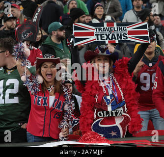 Londra, Regno Unito. 03 Nov, 2019. Houston Texans sostenitori rappresentano per la telecamera nel match contro Jacksonville Jaguars nella NFL serie di Londra a Londra Domenica, Novembre 03, 2019.Houston Texans battere Jacksonville Jaguars 26-3. Foto di Hugo Philpott/UPI Credito: UPI/Alamy Live News Foto Stock