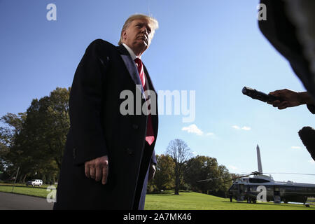 Washington, Stati Uniti d'America. 03 Nov, 2019. Presidente Donald Trump parla con i membri dei media sul prato Sud della Casa Bianca come egli arriva alla Casa Bianca dopo un viaggio a New York il 3 novembre 2019 a Washington, DC. Foto di Oliver Contreras/UPI Credito: UPI/Alamy Live News Foto Stock