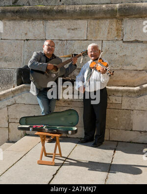 Buskers sui gradini del Bastione del Pescatore. Il Castello di Buda, Budapest Foto Stock