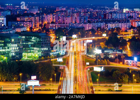 Nuovo ponte (Novy Most) e edifici di appartamenti di notte a Bratislava (Slovacchia), sentieri di luce Foto Stock