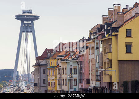 Ponte della Rivolta Nazionale Slovacca (la maggior parte dei SNP) in Bratislava (Slovacchia) e la sua piattaforma di osservazione Foto Stock