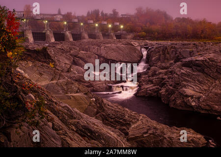 Diga idroelettrica Grand Falls New Brunswick mattinata nebbiosa Canada Foto Stock