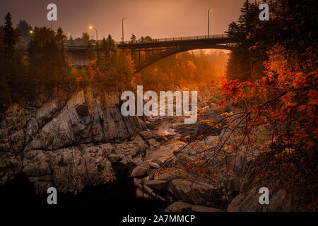 La luce del sole sotto il ponte in Canada Foto Stock