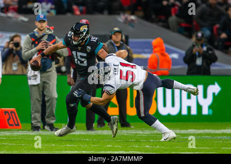 Lo stadio di Wembley, Londra, Regno Unito. 3 Novembre, 2019. National Football League, Houston Texans rispetto a Jacksonville Jaguars; Quarterback Gardner Minshew II dei Jacksonville Jaguars è affrontato da Linebacker Dylan Cole di Houston Texans - Editoriale usare carte di credito: Azione Plus sport/Alamy Live News Foto Stock
