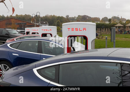 Tesla auto carica a freccette Farm sovralimentazioni, Exeter Devon Foto Stock