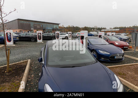 Tesla auto carica a freccette Farm sovralimentazioni, Exeter Devon Foto Stock